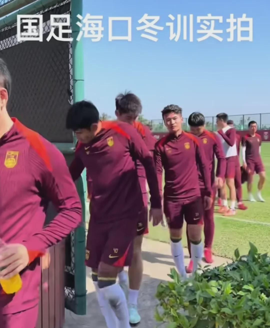 顶级球队对抗精彩对决吸引全场目光