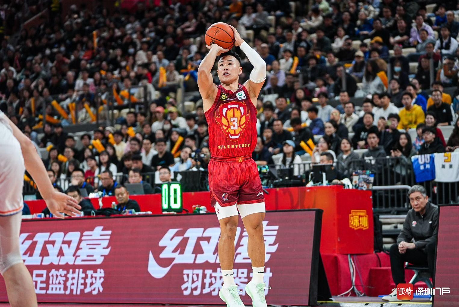 深圳男篮战胜劲敌，迈向胜利